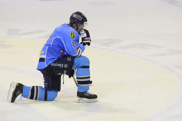 Smútok hráča Slovana Richarda Kapuša po skončení  siedmeho zápasu štvrťfinále play off hokejovej Slovnaft extraligy medzi HC Slovan Bratislava a Dukla Trenčín v sezóne 2010/2011.