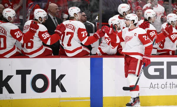 Hráči Detroit Red Wings oslavujú gól