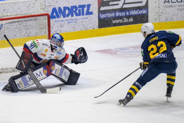 Na snímke zľava Pavel Kantor (Zvolen), Connor Ford (Spišská Nová Ves)