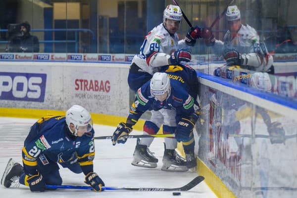 Na snímke zľava Adam Žiak, Nerijus Ališauskas (obaja Spišská Nová Ves), Viktor Fekiač (Zvolen)