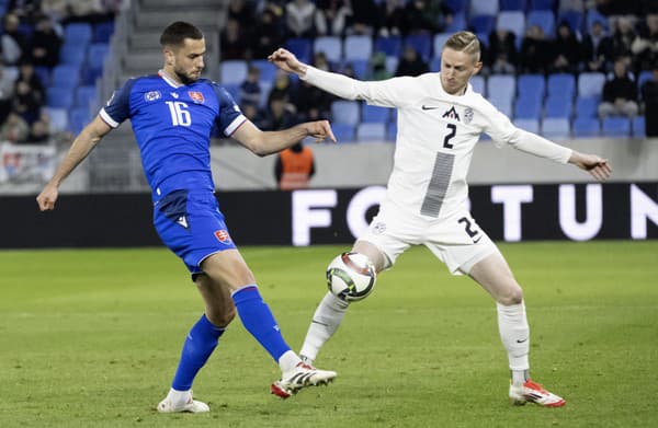 Na snímke zľava slovenský futbalista Dávid Hancko a slovinský futbalista Žan Karničnik  bojujú o loptu v prvom zápase play off o postup do B-divízie Ligy národov Slovensko - Slovinsko.