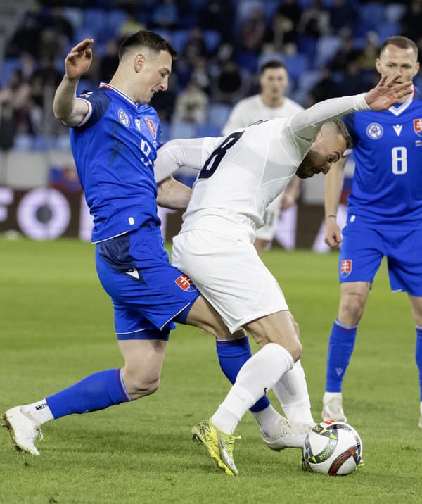 Na snímke zľava slovenský futbalista Robert Boženík a slovinský futbalista Sandi Lovrič bojujú o loptu v prvom zápase play off o postup do B-divízie Ligy národov Slovensko - Slovinsko.