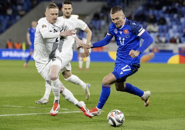 Na snímke slovenský futbalista Lukáš Haraslín (vpravo) a slovinský futbalista Žan Karničnik (vľavo) bojujú o loptu v prvom zápase play off o postup do B-divízie Ligy národov Slovensko - Slovinsko.