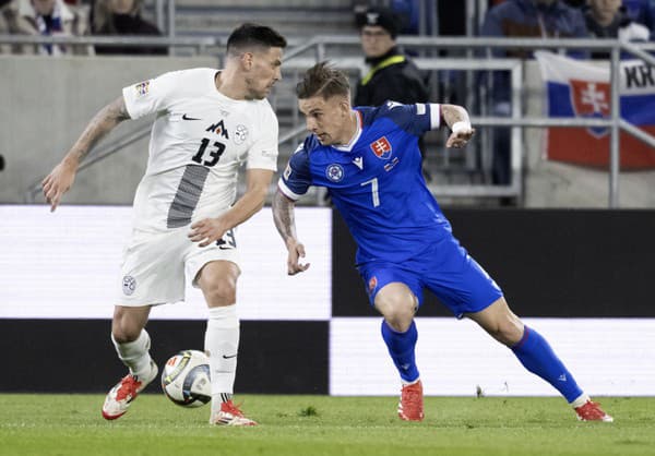 Na snímke slovenský futbalista Tomáš Suslov (vpravo) a slovinský futbalista  Erik Janža (vľavo) bojujú o loptu v prvom zápase play off o postup do B-divízie Ligy národov Slovensko - Slovinsko.