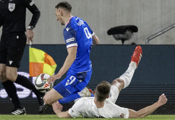 Na snímke vľavo slovenský futbalista Róbert Boženík a vpravo slovinský futbalista Jaka Bijol v prvom zápase play off o postup do B-divízie Ligy národov Slovensko - Slovinsko.