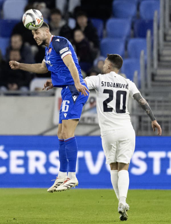 Na snímke vľavo slovenský futbalista Dávid Hancko  a vpravo slovinský futbalista Petar Stejanovič v prvom zápase play off o postup do B-divízie Ligy národov Slovensko - Slovinsko.