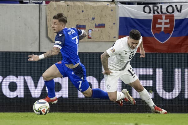 Na snímke vľavo slovenský futbalista Tomáš Suslov a vpravo slovinský futbalista Erik Janža v prvom zápase play off o postup do B-divízie Ligy národov Slovensko - Slovinsko.