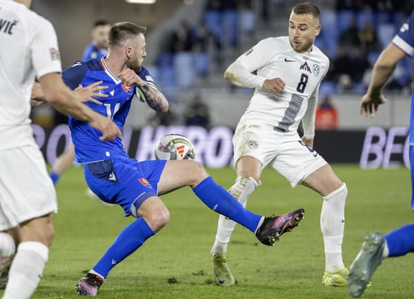 Na snímke vľavo slovenský futbalista Milan Škriniar a vpravo slovinský futbalista Sandi Lovrič v prvom zápase play off o postup do B-divízie Ligy národov Slovensko - Slovinsko. 