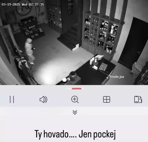 V stredu okolo pol tretej ráno sa do Procházkovho obchodu vlámal zlodej.