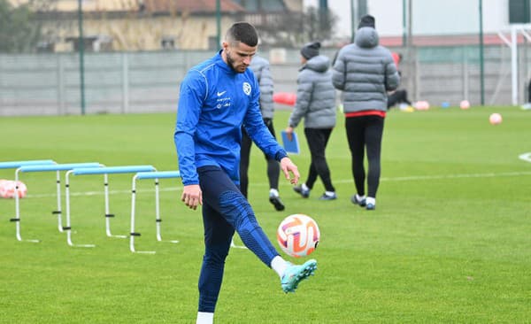 ARCHÍVNA SNÍMKA: Útočník Martin Regáli sa rozcvičuje počas tréningového kempu slovenskej futbalovej reprezentácie v Senci