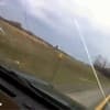 Po tomto video si budete auto pred jazdou kontrolovať precíznejšie: Vozidlo polície zasiahol nečakaný predmet!