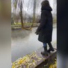 Dievča sa chcelo pohojdať na konári nad jazierkom: Idylka sa skončila za dve sekundy! To sa posmejete