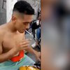 Frajer alebo blbec? Mladý muž si zapálil cigaretu pomocou motorky