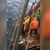 Rybári o takom úlovku ani nesnívali: Pozerajte, čo im vypadlo zo siete! Museli rýchlo konať