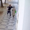 Otrasný útok muža na ženu v Prahe