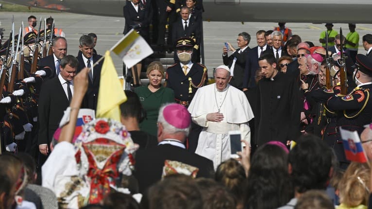Historický moment! Na Slovensko priletel pápež František