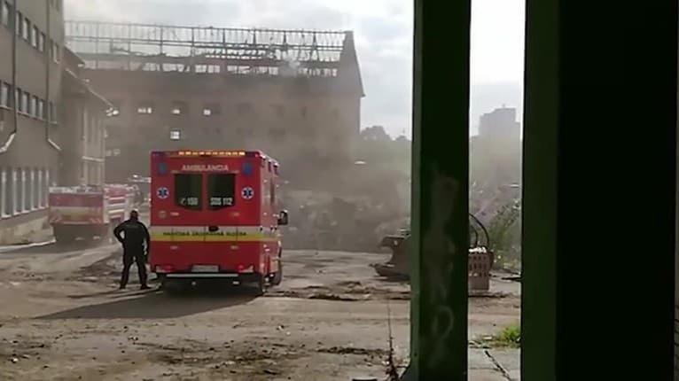 Bratislavská Rača je na nohách! Staršiu budovu úplne pohltili plamene, zasahujú hasiči