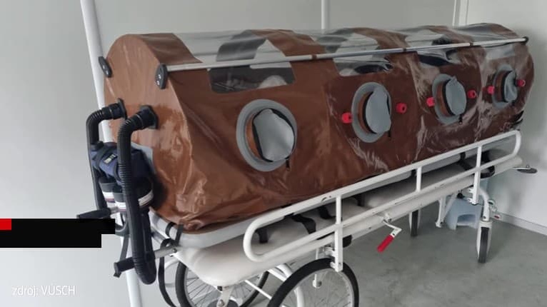 V košickej nemocnici používajú špeciálnu pomôcku: Covidových pacientov prevážame v biovaku!