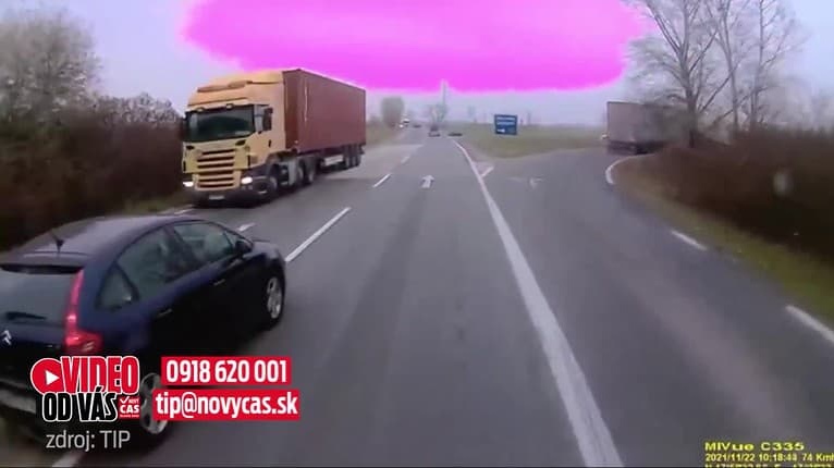Vodič pri Dunajskej Strede sa lepil na kamión: Predbiehať sa rozhodol v tom najhoršom momente! Z toho vás strasie