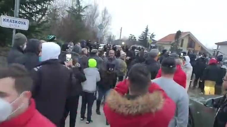V Miloslavove sa stretla skupina protestujúcich: Dozor polície!
