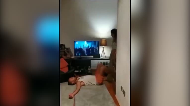 Skúšali ste párovú jógu? Táto dvojica ju zvláda aj so psíkom: Niečo také ste ešte nevideli!