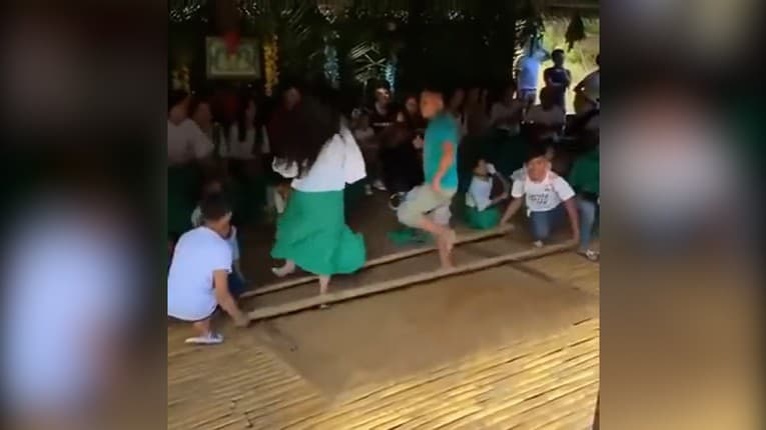 Filipínci predviedli ohromujúci tanec: Z toho, čo robia, sa vám zakrúti hlava!