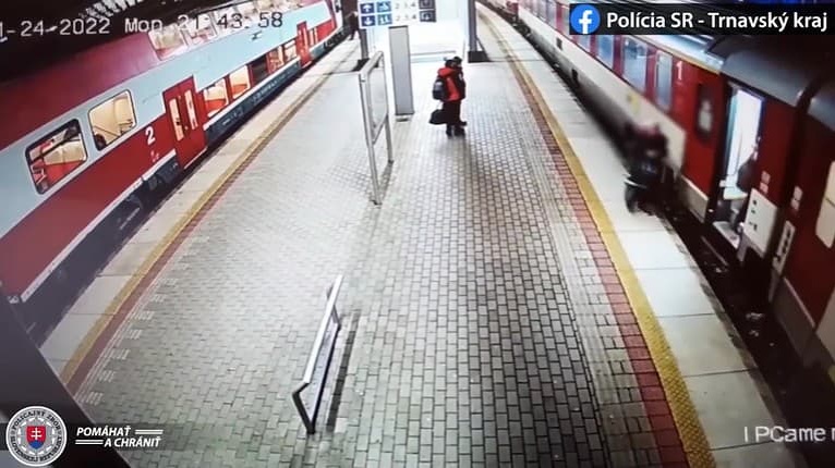 Mrazivé zábery zo stanice v Trnave! 73-ročná žena naskakovala na rozbehnutý vlak: Hrôza, čo nasledovalo