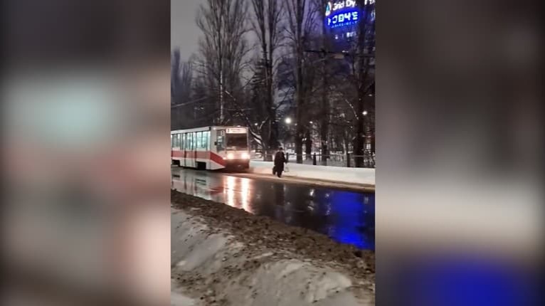 Cestujúcich takmer porazilo, električka sa vliekla krokom: Uvidíte príčinu pomalej jazdy, rozčúlite sa, alebo rozosmejete!