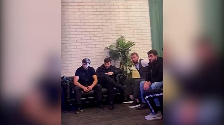 Partia si vystrelila zo svojho kamoša: Toto fakt prehnali! Pozrite, ako letel vzduchom