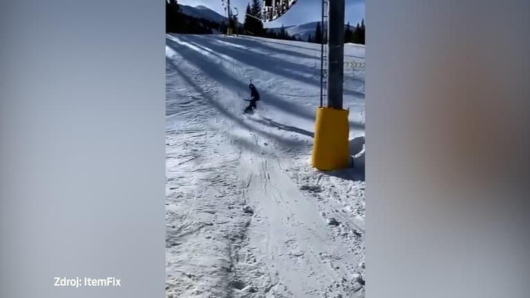 Strastiplná cesta snowboardistu na vleku baví internet: Zaručene vás rozosmeje!