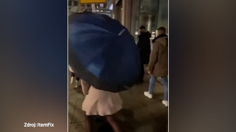 Trapas ako vyšitý: Rozjarená žena sa bláznila pred kamerou, netušila, čo jej číha za chrbtom!