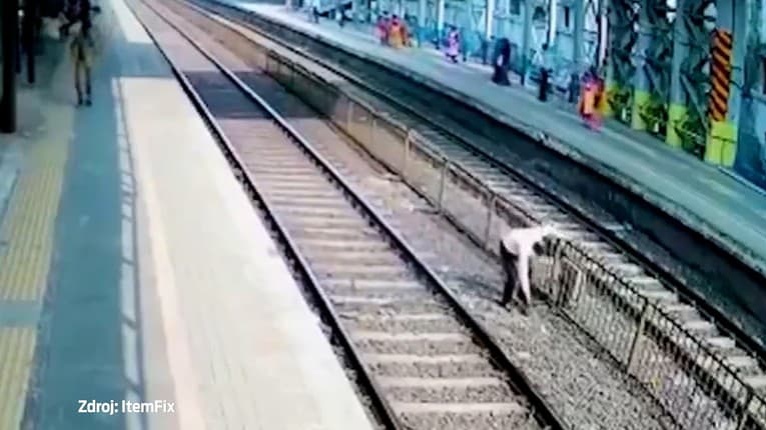 Hlúpy nápad ho skoro zabil: Muž len o chlp odskočil pred idúcim vlakom! Dostal výchovnú po papuli