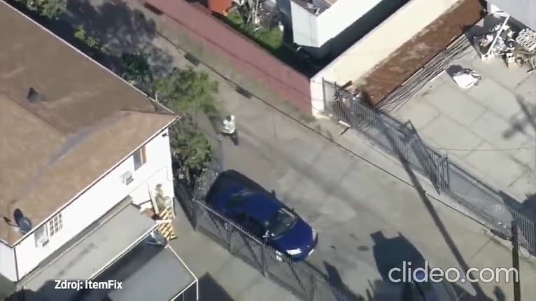 Policajná naháňačka, z ktorej pôjdete do kolien: Muž sa skryl za zaparkované auto, sledujte, ako dlho ho hľadali!
