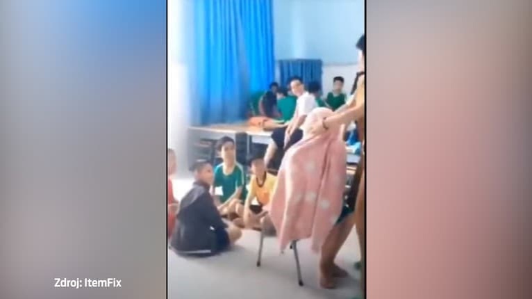 Učiteľka urobila trik na žiakovi, spolužiaci sa hrozne vyľakali: To najhoršie prišlo, keď dieťa odkryla spod deky!