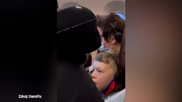 Malému chlapcovi sa v lietadle zmenil život: Pozrite, čo spozoroval na obrazovke prísediaceho!