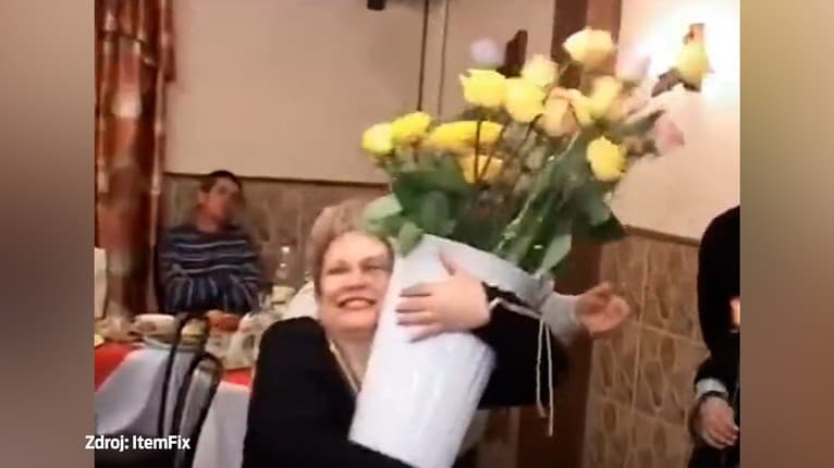 Oslava plná dôchodcov sa zvrhla: Žena s mužom skončili pod stolom