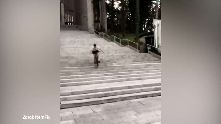 Mladík sa rozhodol zísť na bicykli dolu schodmi: Ups! Tento nápad nebol práve najšťastnejší