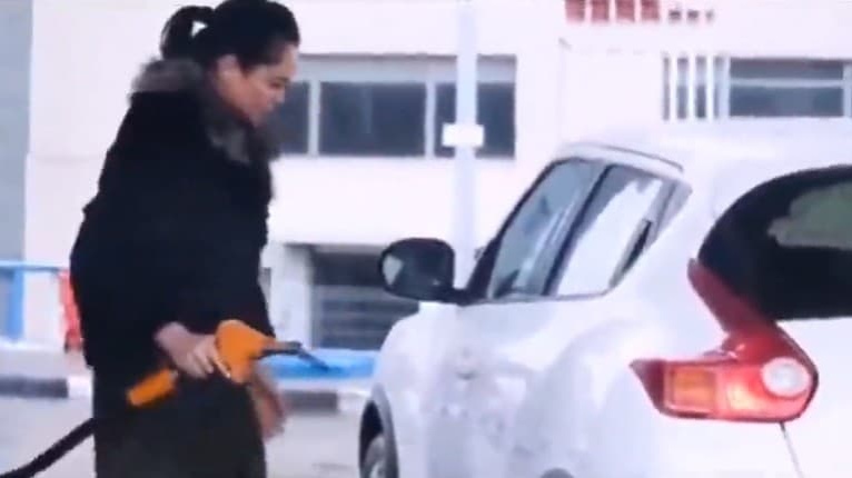 Žena chcela natankovať, nevedela nájsť dvierka palivovej nádrže: Počkajte si na záver videa, smiechu sa nezdržíte!