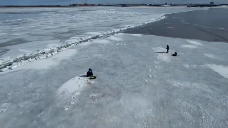 Čo to je? Dron zaznamenal na zamrznutej rieke niečo nevídané. To je snáď možné len v Rusku!