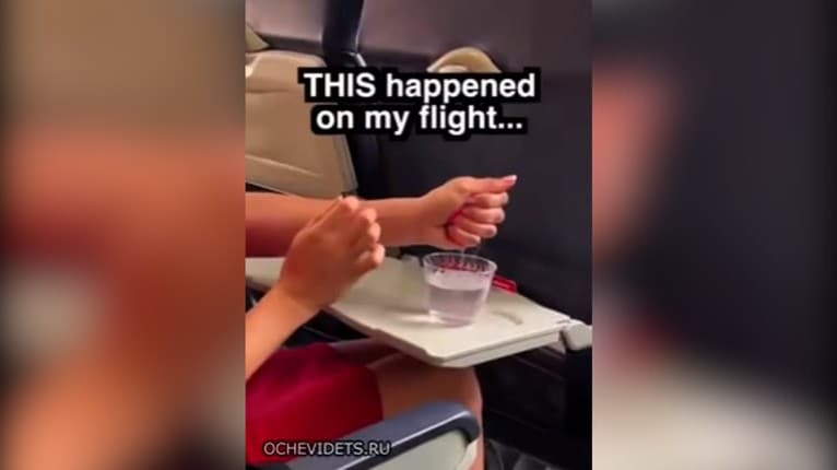 Pasažieri na to čumeli s otvorenými ústami: Šialené, čo s gaťkami stvárala žena v lietadle!