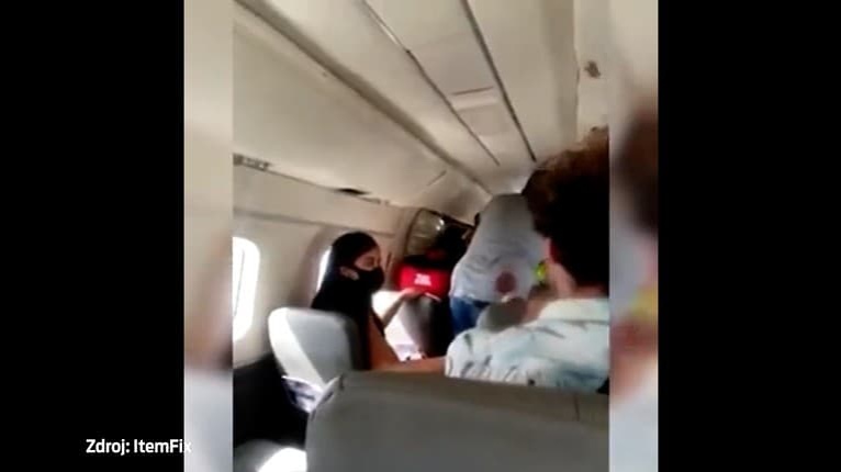Sekundy hrôzy v lietadle: Pasažieri zažili nemilé prekvapenie, pohľad z okna vás vydesí