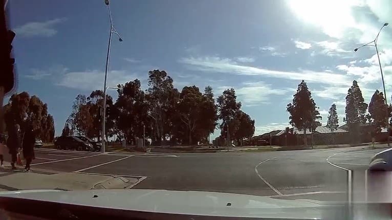 Sekundy hrôzy: Motorkár prešiel na červenú a doplatil na to! Pohľad na zábery mrazí