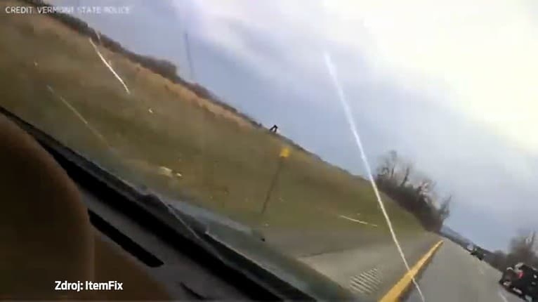 Po tomto video si budete auto pred jazdou kontrolovať precíznejšie: Vozidlo polície zasiahol nečakaný predmet!