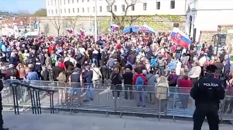 Pred budovou národnej rady sa koná protest: Fica si nedáme, skandujú stovky demonštrantov