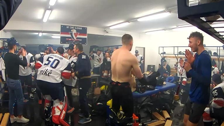 Hokejisti bratislavského Slovana oslavujú rekordný 9. triumf v lige