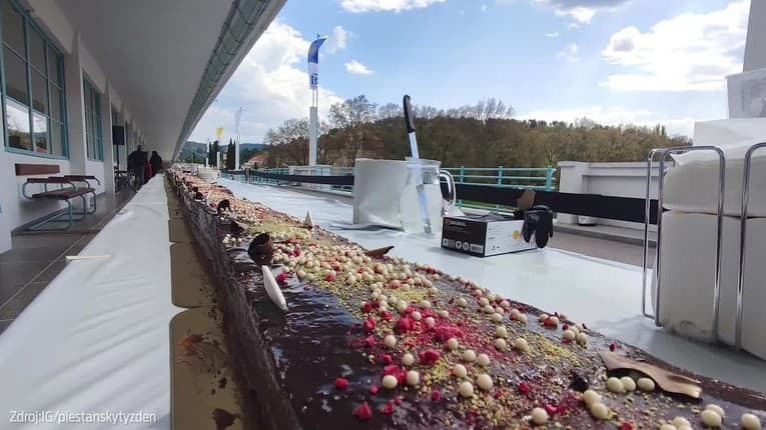 1. máj v znamení sladkého rekordu: Na Kolonádovom moste v Piešťanoch krájali najdlhšiu slovenskú tortu
