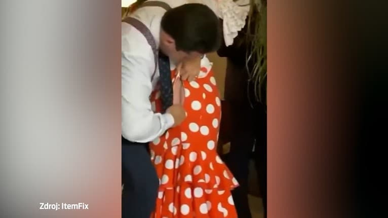 Príliš tesná sukňa žene nešla zapnúť: Pozrite sa, ako sa s jej holým zadkom musel popasovať jej muž