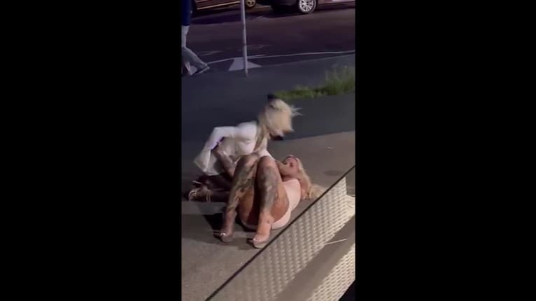 Blonďaté krásky sa pobili v centre Bratislavy: Lietali päste aj prsníky! Krutosť, aká sa u žien nevidí