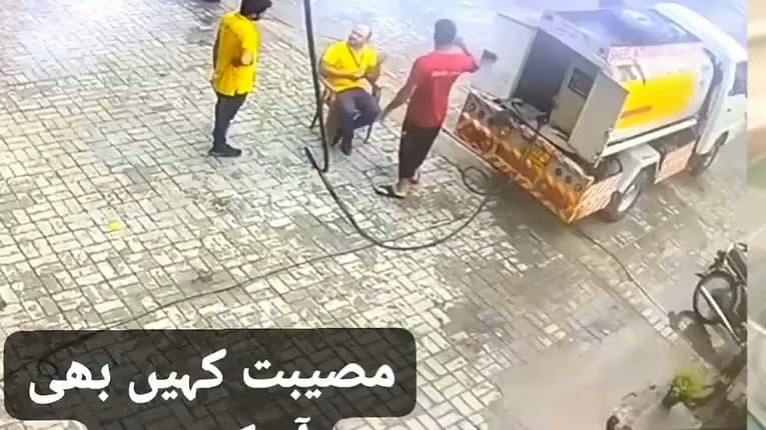 Muž sa na ulici z ničoho nič prepadol pod zem, na pomoc mu utekali kamaráti: Chudáci, ako dopadli!