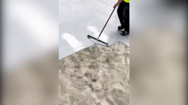 Perfekcionisti si na tomto videu zgustnú: Upokojujúci pohľad na muža, ktorý natiera podlahu